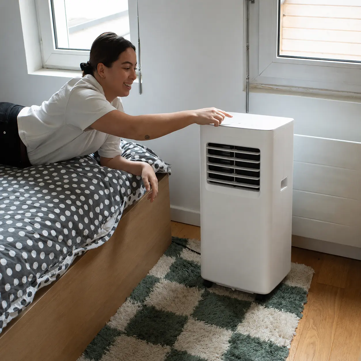 Portable air conditioner with remote control and Sleep Mode